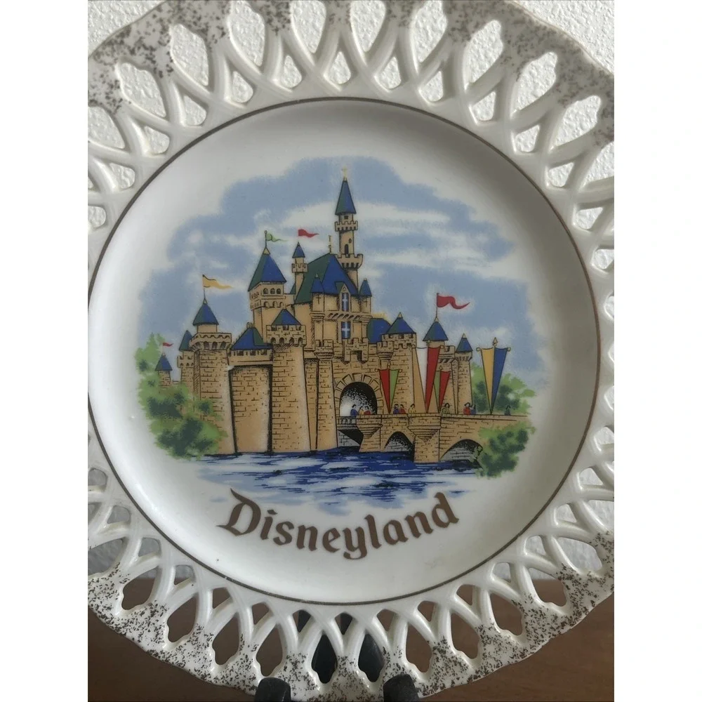 Disneyland Walt Disney Productions Japan Reticulated Vintage Souvenir Plate‎